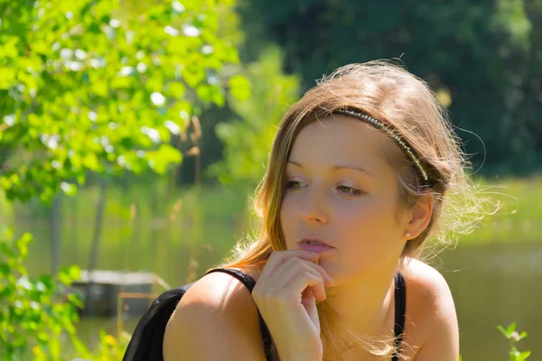 Portret van de vrouw in de zomer — Stockfoto