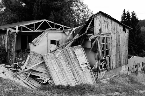 Destroyed wooden house in the countryside — Stock Photo, Image