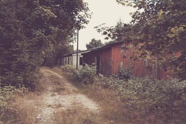 道に沿って古い木造住宅 — ストック写真