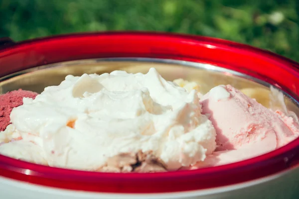 Bol plein de crème glacée — Photo