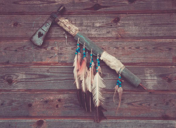 Hacha indios en una pared de madera —  Fotos de Stock