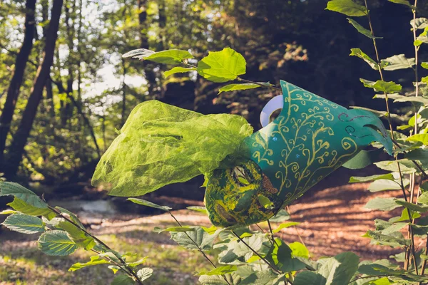 Máscara verde en la naturaleza — Foto de Stock