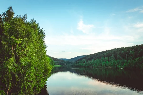 Lugnt Berg Sjö Vid Solnedgången Med Reflektioner Den Färgglada Himlen — Stockfoto