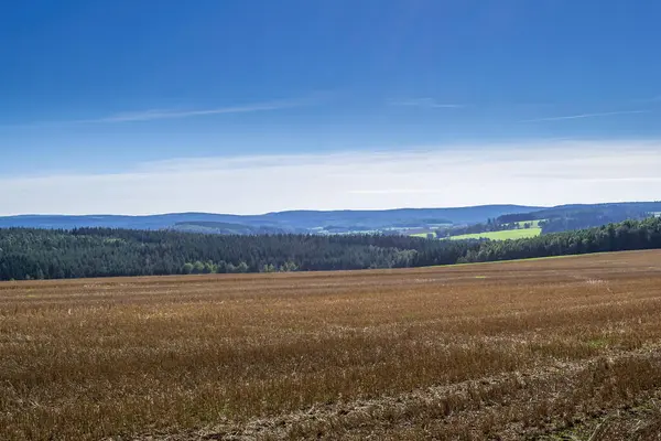 Ein Abgeerntetes Feld Herbst Mit Blauem Himmel — Stockfoto