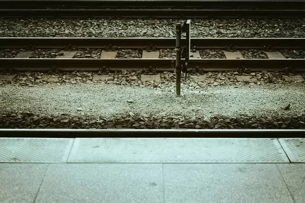 Пустой Железнодорожный Путь Платформе — стоковое фото