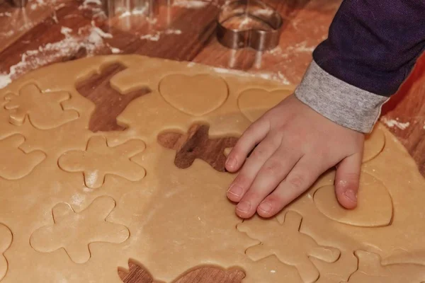 Uma Mão Crianças Uma Massa Biscoito Natal — Fotografia de Stock
