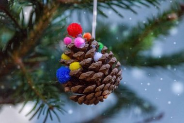 Arkasında kar olan bronz koni Noel süslemeleri.