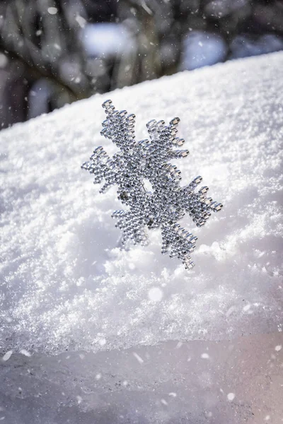 雪が凍る冬の人工雪片 — ストック写真