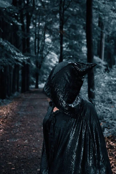 Eine Gruselige Person Mit Schwarzem Mantel Einem Wald Mit Regen — Stockfoto