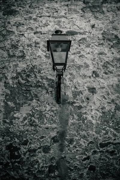 Eine alte Laterne auf einer Steinmauer — Stockfoto