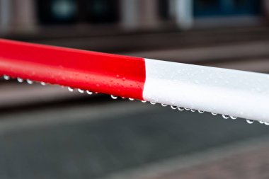 Yakın planda su damlaları olan bariyer bandı