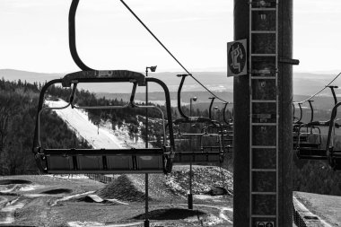 Kışın boş kayak asansörü