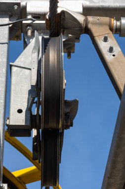 Mavi gökyüzünün altından manzaralı bir makara.