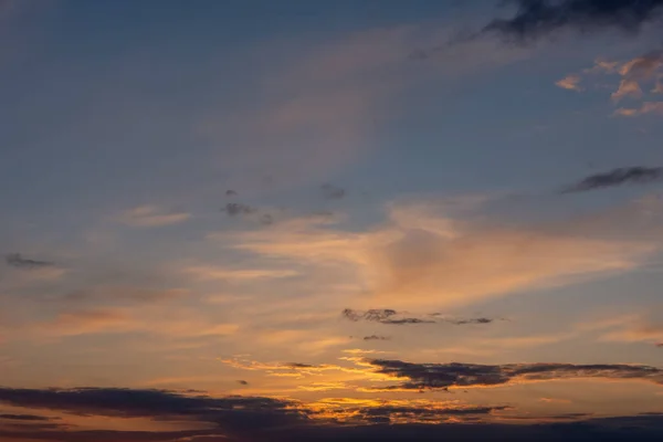 Piękny Zachód Słońca Pomarańczowymi Chmurami — Zdjęcie stockowe