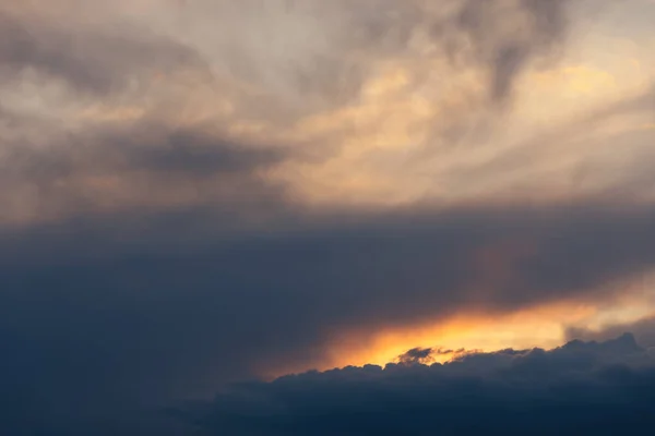 Chmurny Burzliwy Zachód Słońca Ognistym Pomarańczowym Blaskiem Podglądającym Między Formacjami — Zdjęcie stockowe