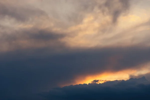 Nublado Atardecer Tormentoso Con Resplandor Naranja Ardiente Asomándose Entre Las —  Fotos de Stock