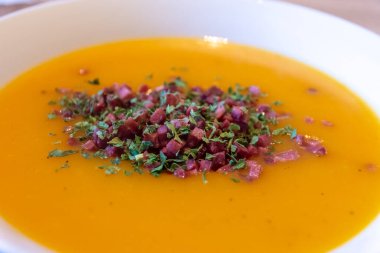 Seçici odak noktası jambonlu balkabağı çorbası