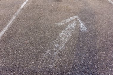 Yukarıdan manzaralı bir yolda beyaz ok