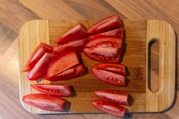 ダイエットや栄養のコンセプトで抗酸化物質やビタミンが豊富な木製のまな板に新鮮な健康的なトマトをスライスのトップダウンビュー — ストック写真