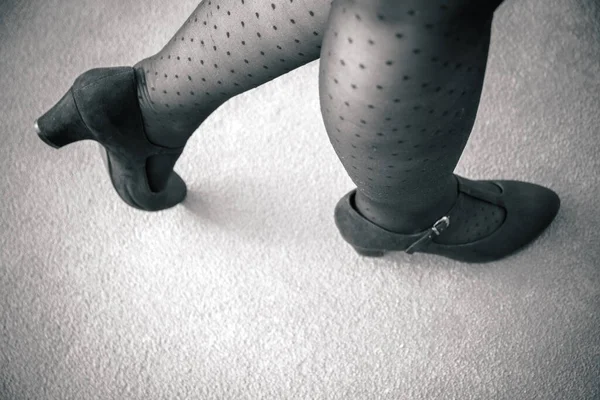 Πόδια Μιας Γυναίκας Σέξι Polka Dot Κάλτσες Μια Από Πάνω — Φωτογραφία Αρχείου