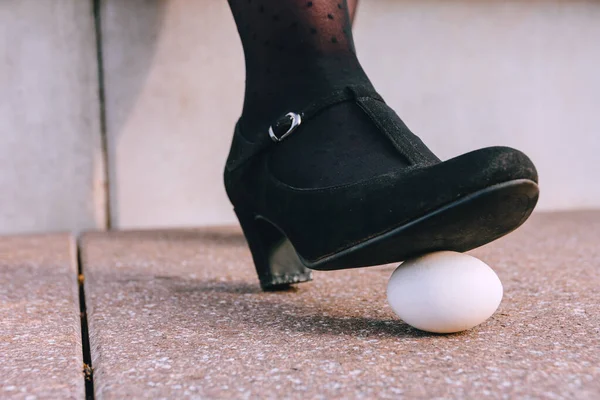 Pie Una Mujer Zapatos Clásicos Tacón Alto Negro Colocados Sobre —  Fotos de Stock