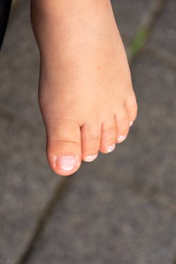 Kapıya yakın bir yerde çıplak ayakla yürüyen genç bir insan ayak parmakları ve ayak tırnakları insan anatomisi ya da sağlık hizmetlerinin kavramsal alanının altında kopyalanmış.