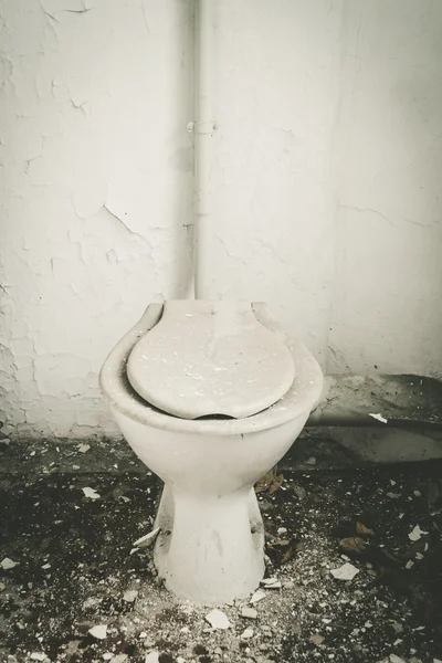 Eski beyaz tuvalet — Stok fotoğraf