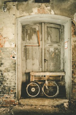 eski giriş kapısı