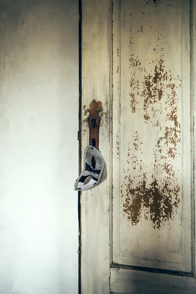 Máscara en una puerta — Foto de Stock