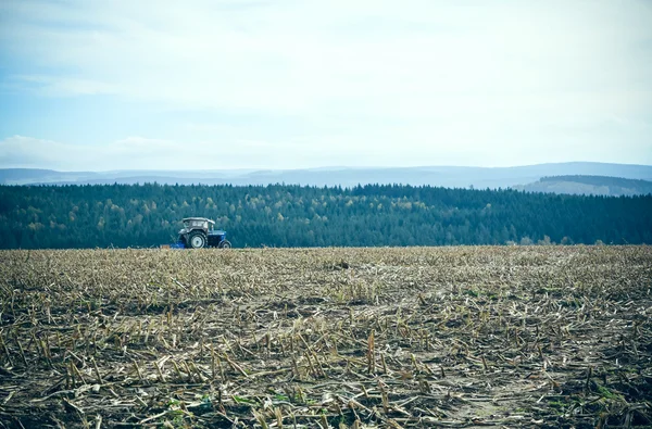 Tractor en un campo —  Fotos de Stock