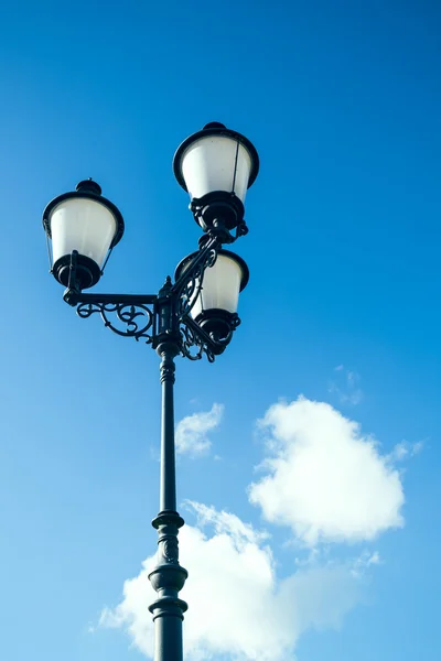 Straat lamp met sky — Stockfoto