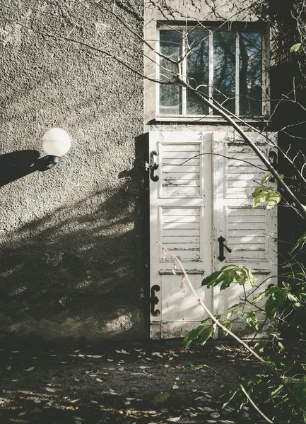 ランプと古いドア — ストック写真