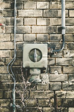 bir duvara eski elektrik kutusu