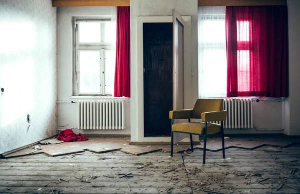 Einsamer Stuhl im Zimmer — Stockfoto