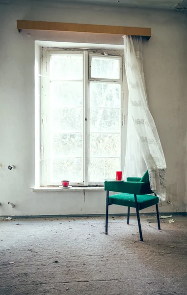 Einsamer Stuhl im Zimmer — Stockfoto