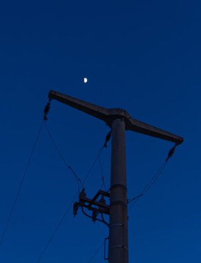 Elektrik direğinden moon ile