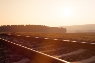 Tren yolunda gün batımı