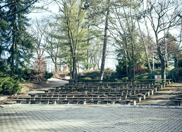 Träbänkar i stadsparken — Stockfoto