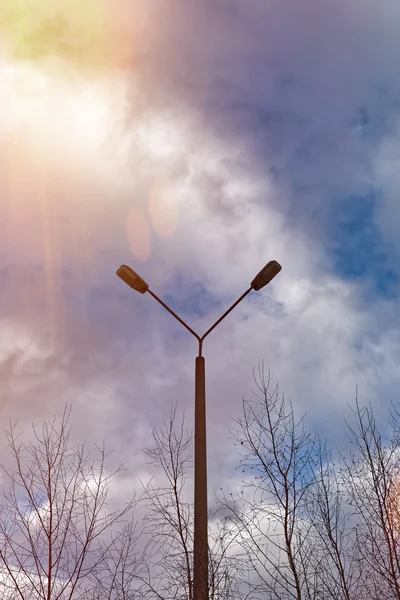 太陽の光と街路灯 — ストック写真