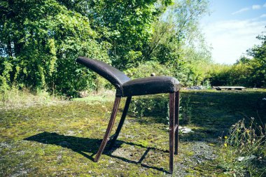 Eski kırık ahşap sandalye