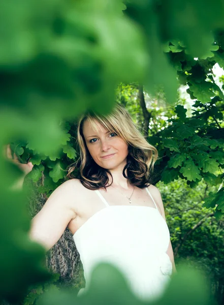 Femme entre les feuilles de feuillage — Photo