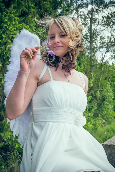 Angel kobieta z kwiatem — Zdjęcie stockowe