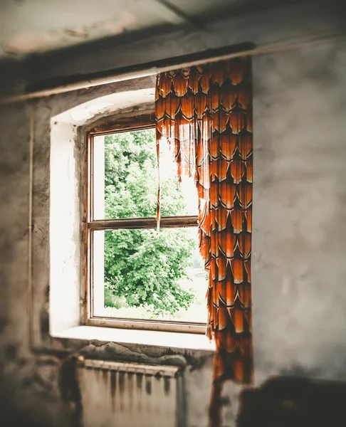 Eski pencere perde ile — Stok fotoğraf