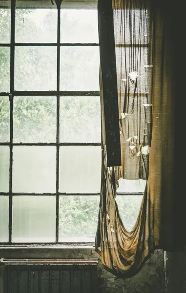 Altes Fenster mit Vorhang — Stockfoto