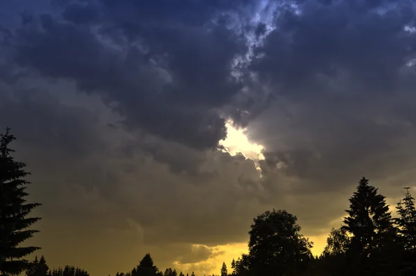 Wieczorem dramatyczne niebo — Zdjęcie stockowe