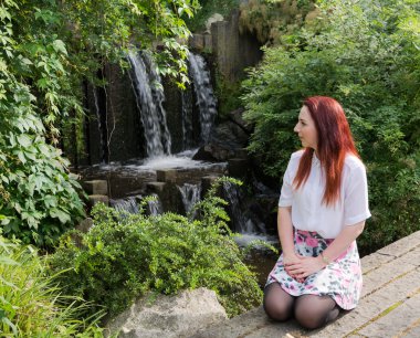 genç kadının önünde bir şelale