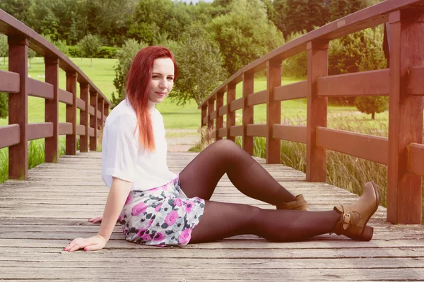 Frau auf einer Brücke — Stockfoto