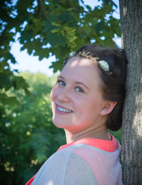 Woman portrait in nature — Stock Photo, Image