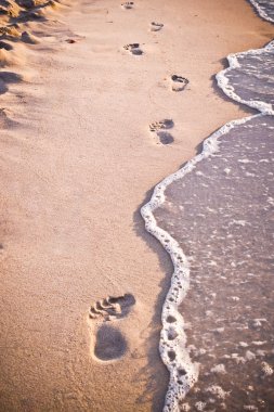 Kumda ayak izleri