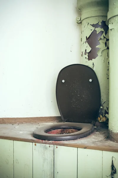 Старый туалет — стоковое фото